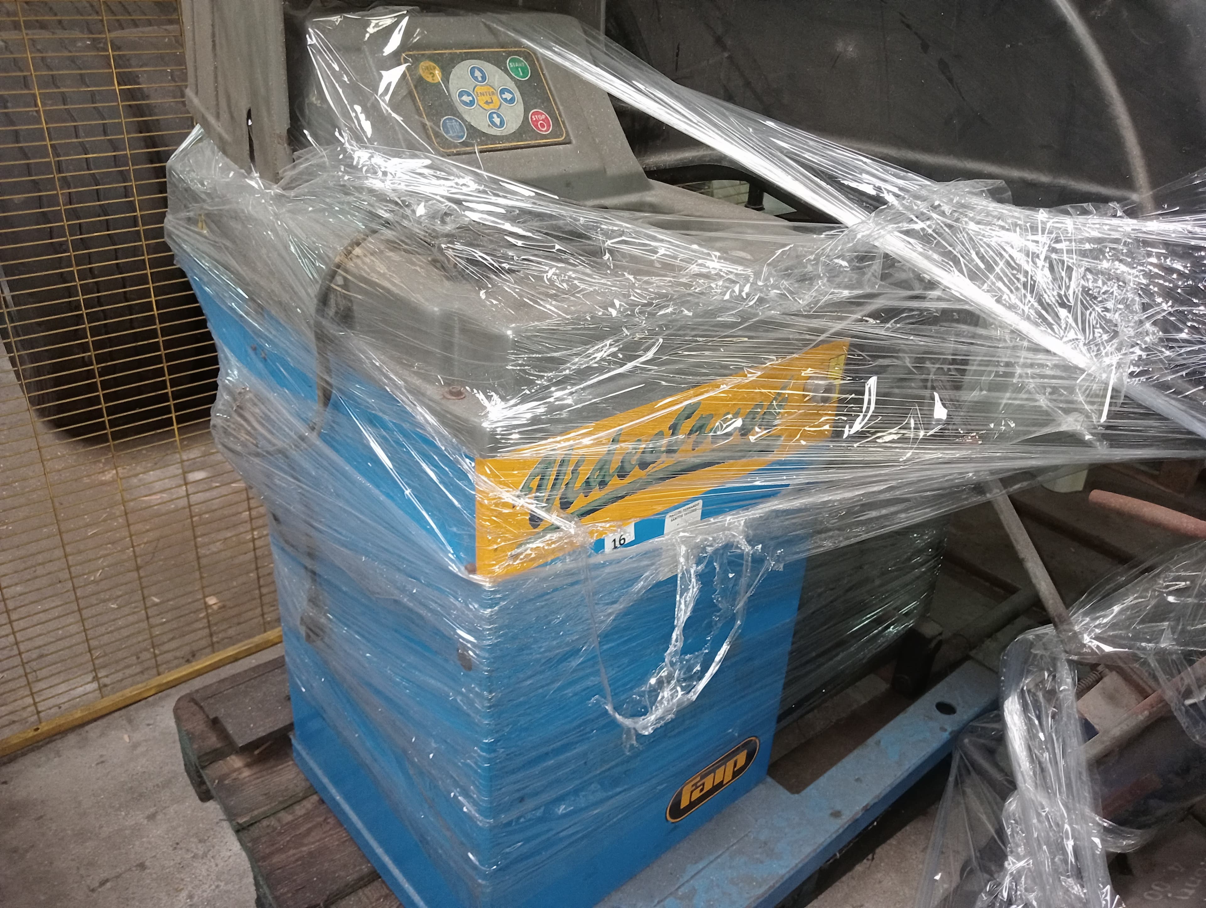 Machines de démontage et d'équilibrage · Cintas · Stock — image 6
