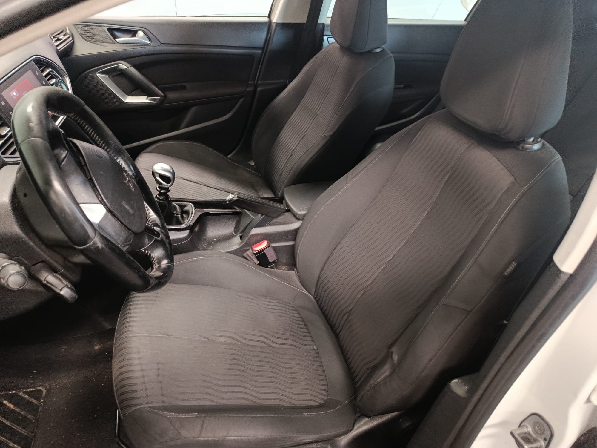 Peugeot 308 II SW · Ano 2017 — image 13
