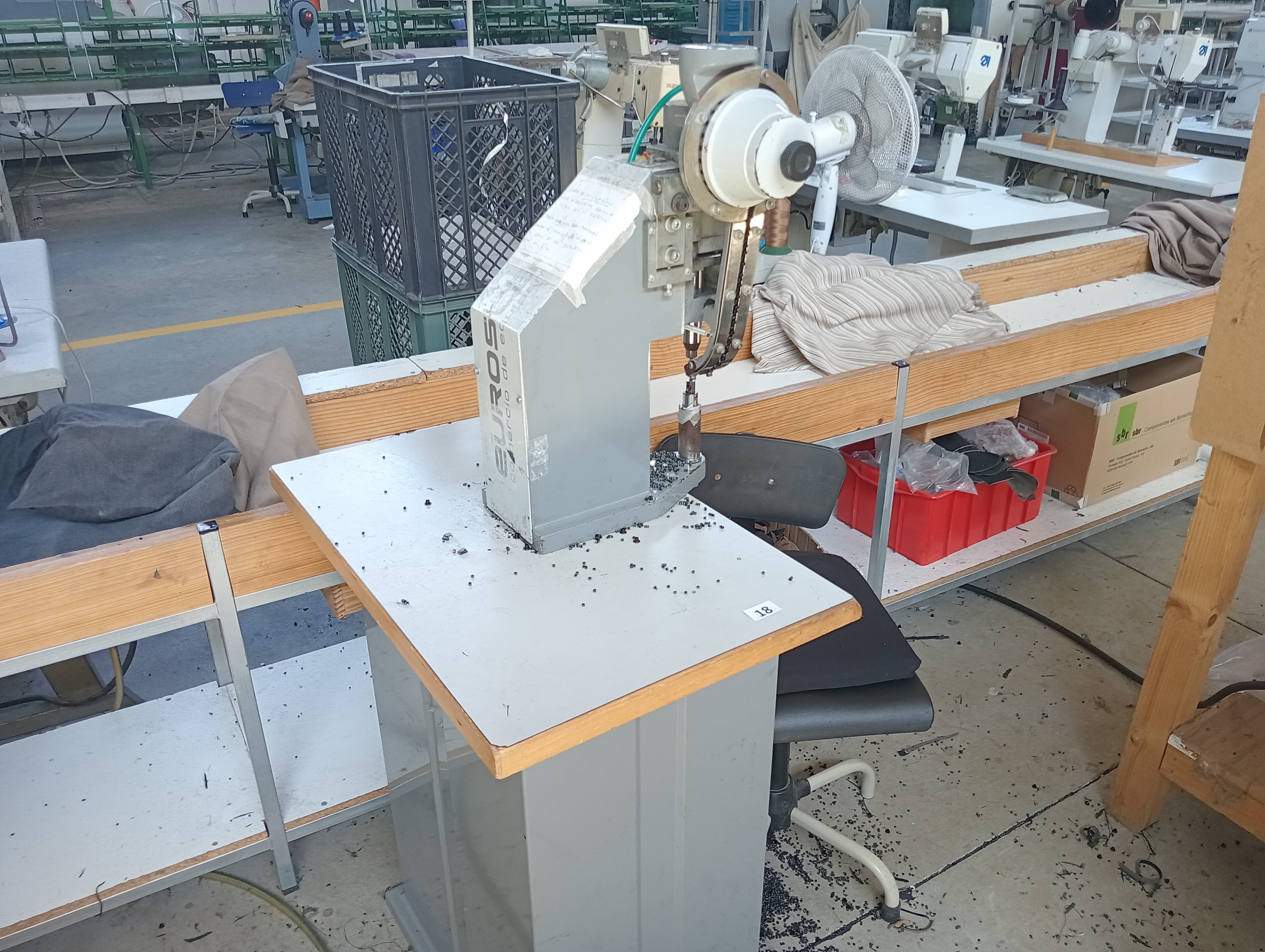 Machines à œillets · Machine à rognage des doublures — image 3