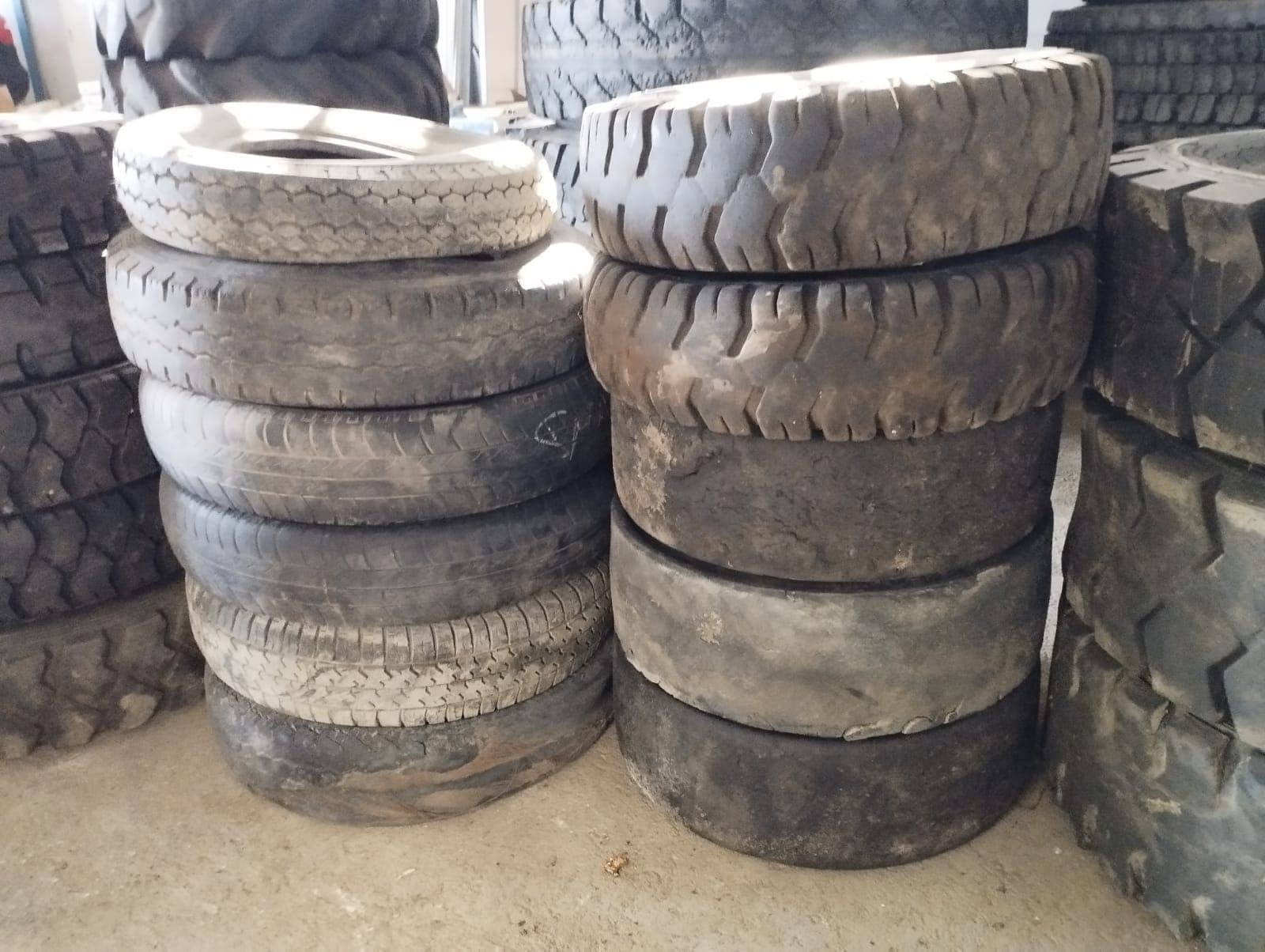 Pneus — 14 unités, diverses marques et dimensions | Tyres — 14 units, various brands and sizes — image 1