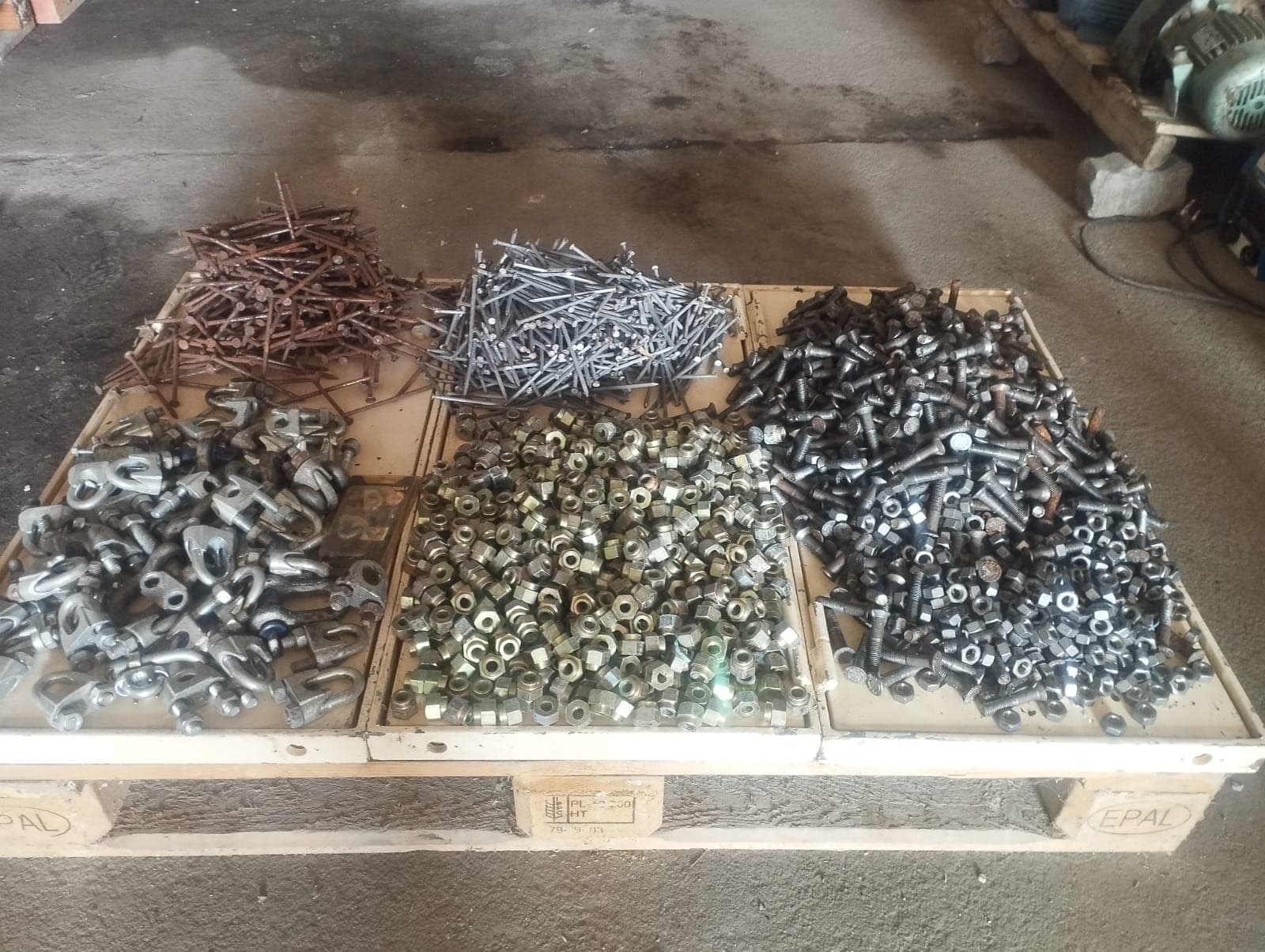 Fasteners — nails, screws, nuts and staples (1 pallet) — image 1