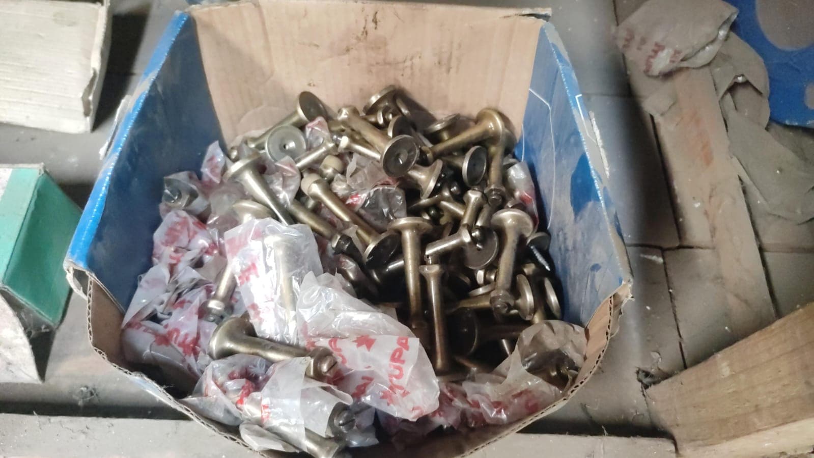 batentes de porta latão