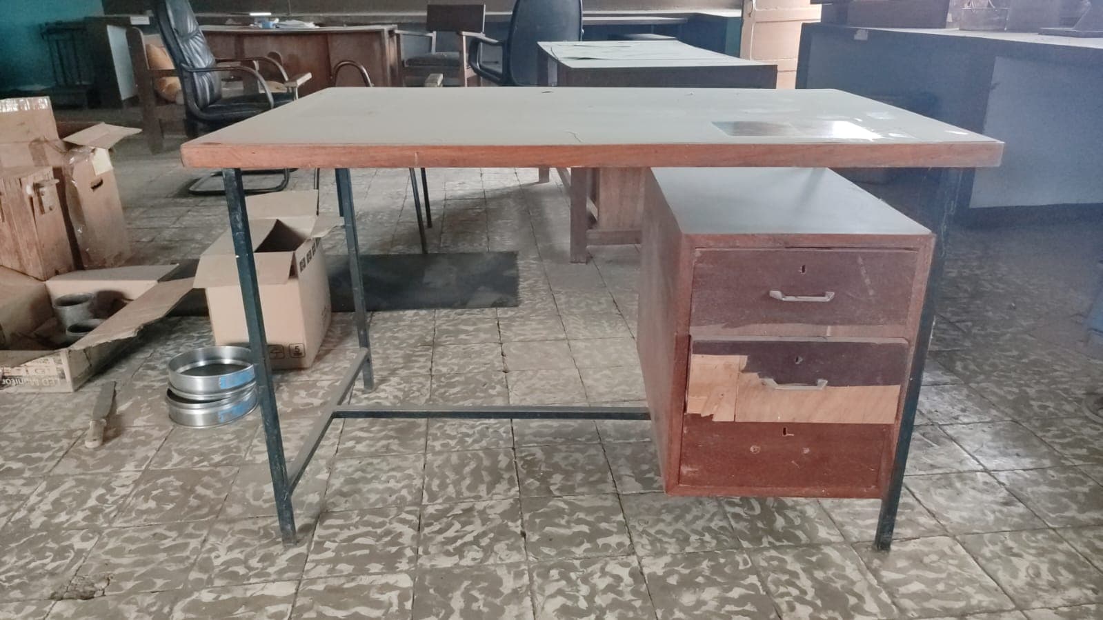 Mesa de madeira de três gavetas