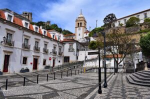 Leiria está estrategicamente localizada entre Lisboa e Porto, e próxima do litoral.