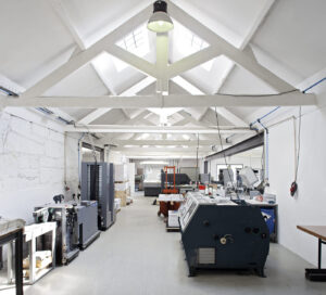 The production unit of Empresa Diário do Porto includes machines and equipment supporting the printing industry